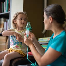 Ernstige astma treft vaker kinderen uit gezinnen met lage inkomens